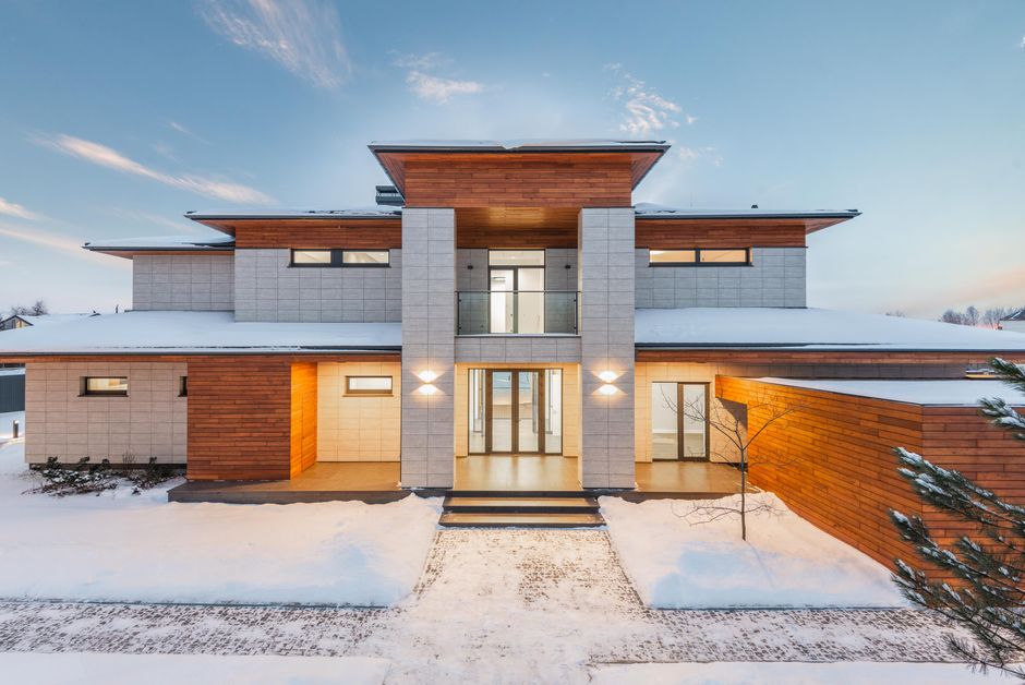 Backyard view of new modern luxurious cottage house