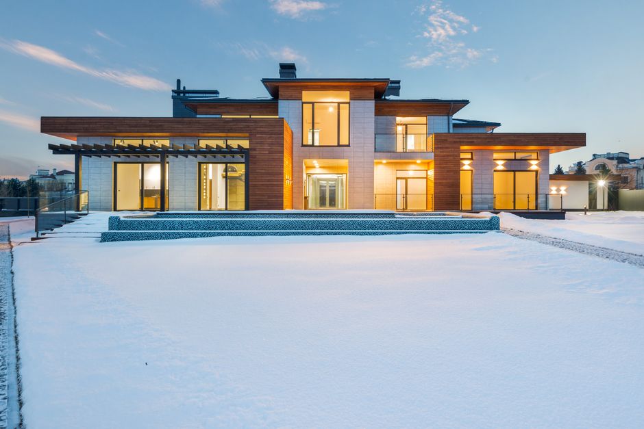 Osvijetljena luksuzna vila s panoramskim prozorima